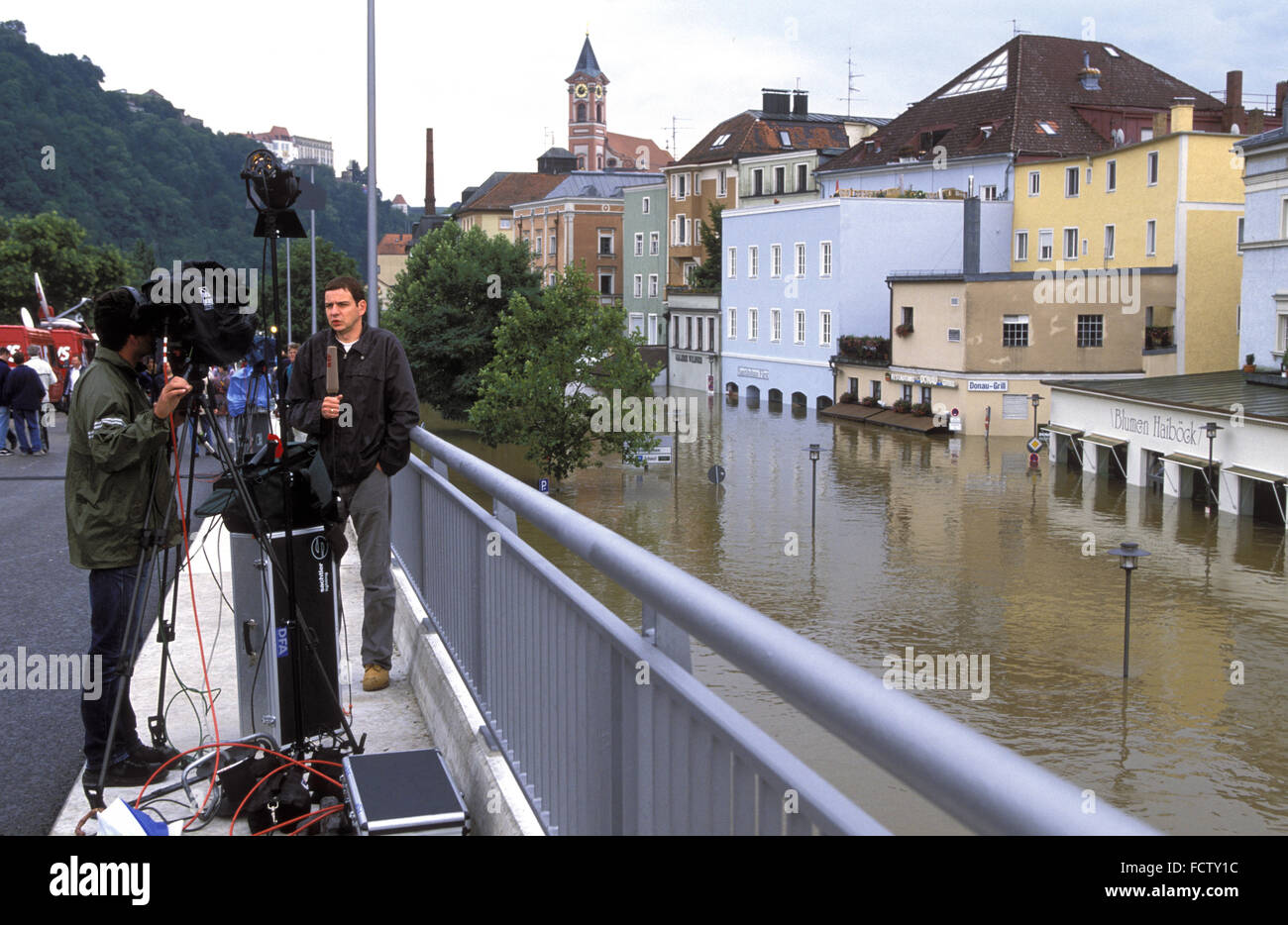 DEU, in Germania, in Baviera, Passau, esondazioni del fiume Danubio, 13.08.2002, reporter del tedesco Canale news N-TV. DEU, Deutschland Foto Stock