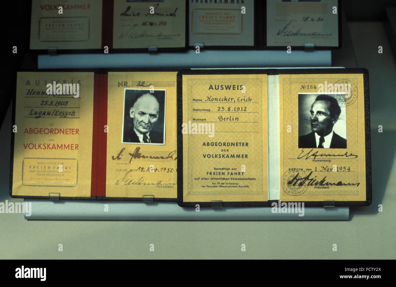 Schede di appartenenza dei membri dell'Oriente parlamento tedesco Adolf Hennecke e Erich Honecker, museo Haus der Geschichte Bonn Foto Stock