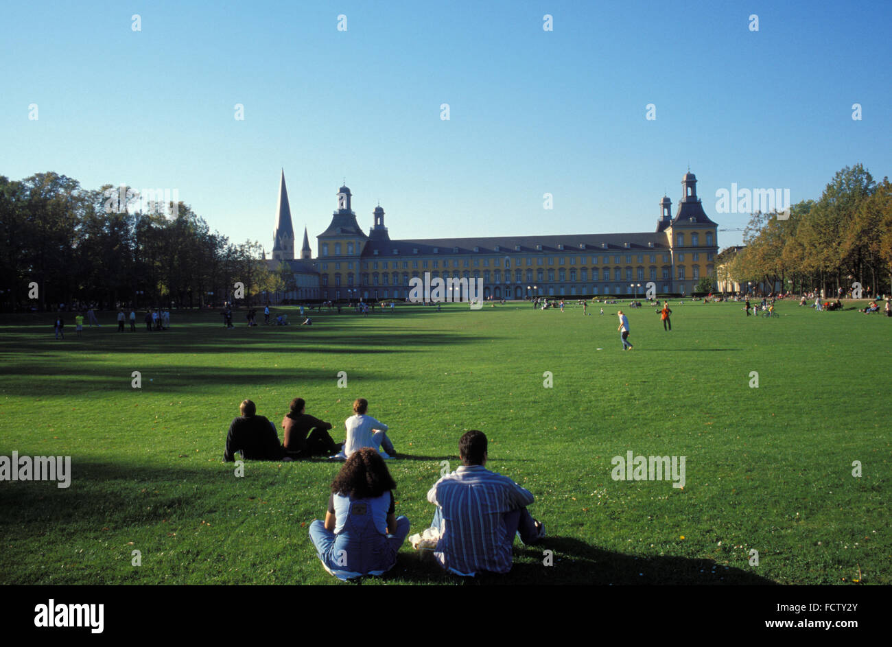 DEU, Germania, Bonn, Hofgarten e l'Università, a sinistra dietro l'università il campanile della chiesa di Muenster. DEU, Deuts Foto Stock