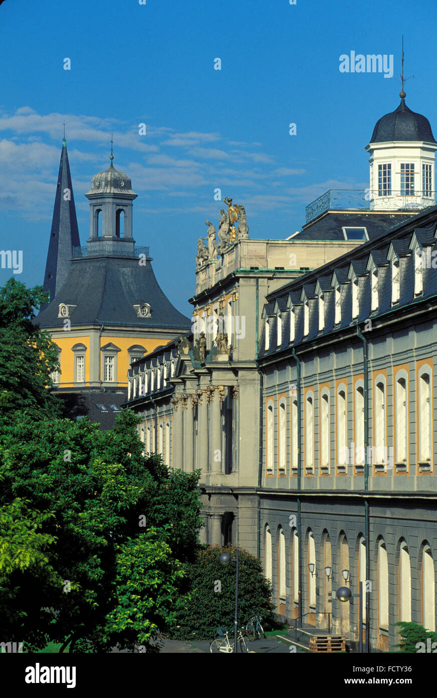 DEU, Germania, Bonn, Hofgarten e l'Università, a sinistra dietro l'università il campanile della chiesa di Muenster. DEU, Deuts Foto Stock