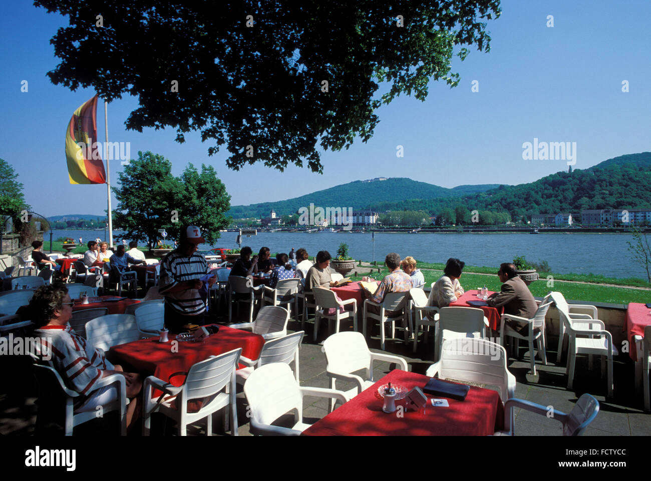 DEU, tedesco, Bonn, terrazza del ristorante Weinhaeuschen presso il fiume Reno nella contrada Mehlem, vista da Koenigswinter Foto Stock