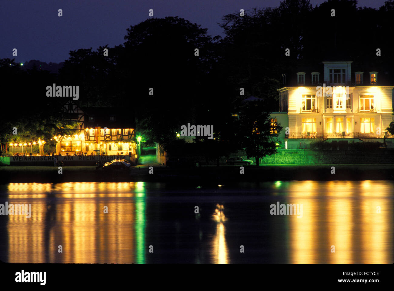 DEU, Germania, Bonn, il ristorante Weinhaeuschen e una villa sul fiume Reno, nel distretto cittadino Mehlem. DEU, Deutschland, Foto Stock