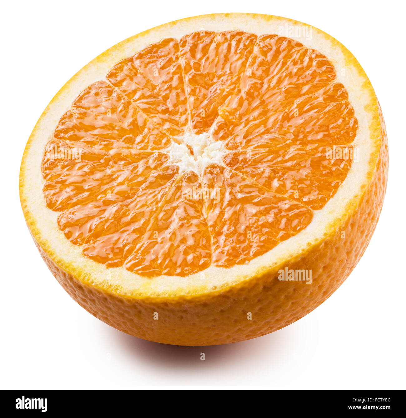 La metà di frutta di arancia. Il file contiene i tracciati di ritaglio. Foto Stock