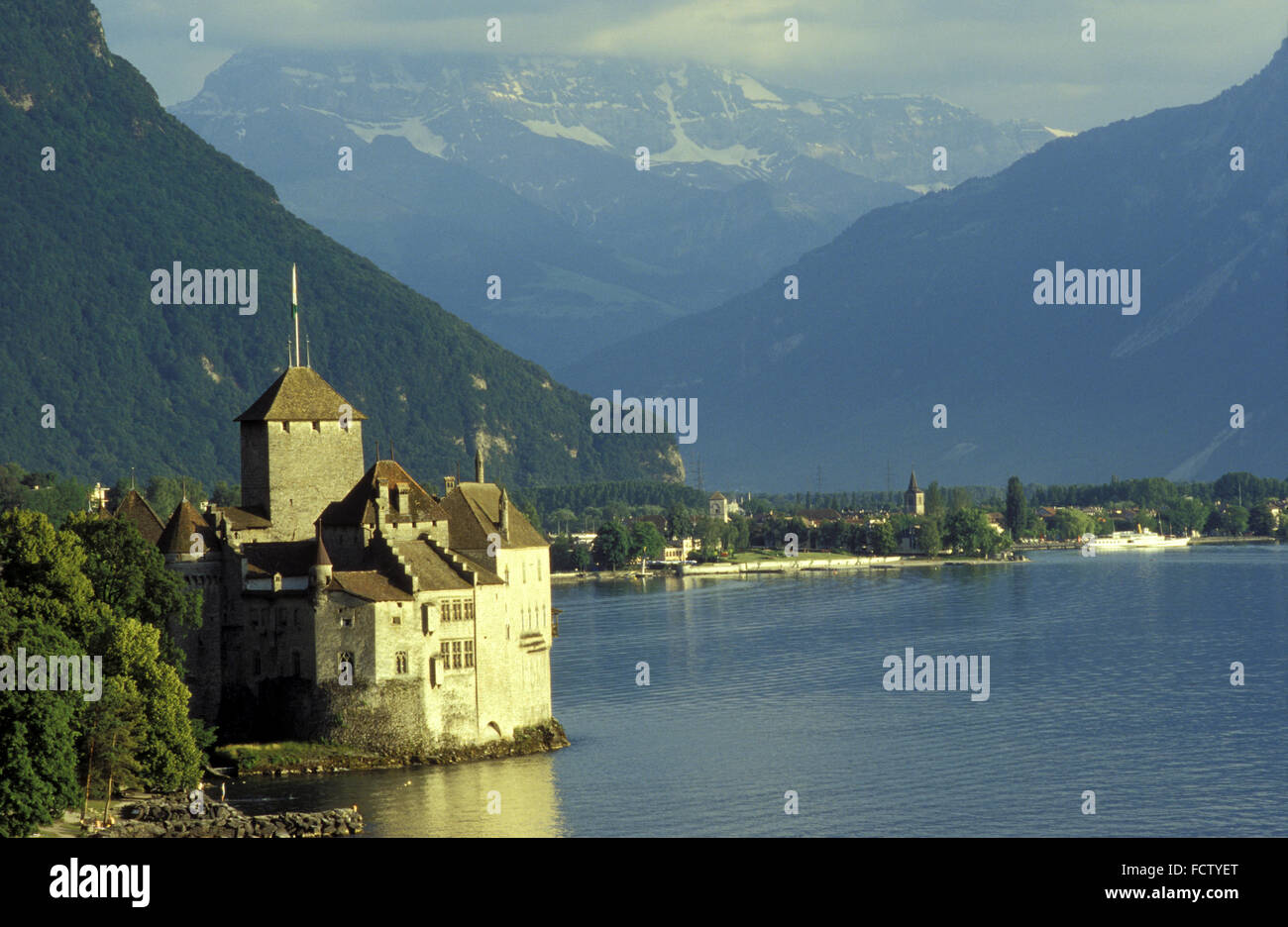 CHE, Svizzera, Montreux, castello Chilion presso il Lago di Ginevra, Dents du Midi. CHE, Schweiz, Montreux, Schloss Chilion am Genfer S Foto Stock