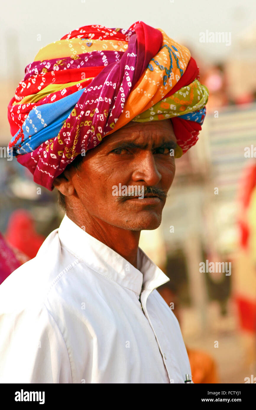 Rajasthani uomo con turbante rosso vicino. Pushkar, Rajasthan, India Foto Stock