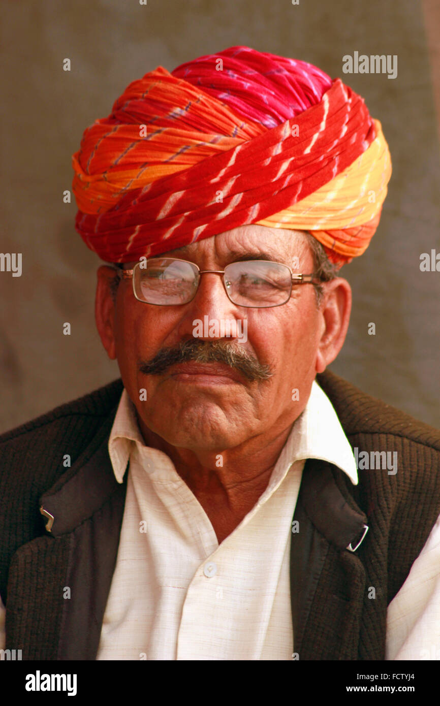Rajasthani uomo con turbante rosso vicino. Pushkar, Rajasthan, India Foto Stock