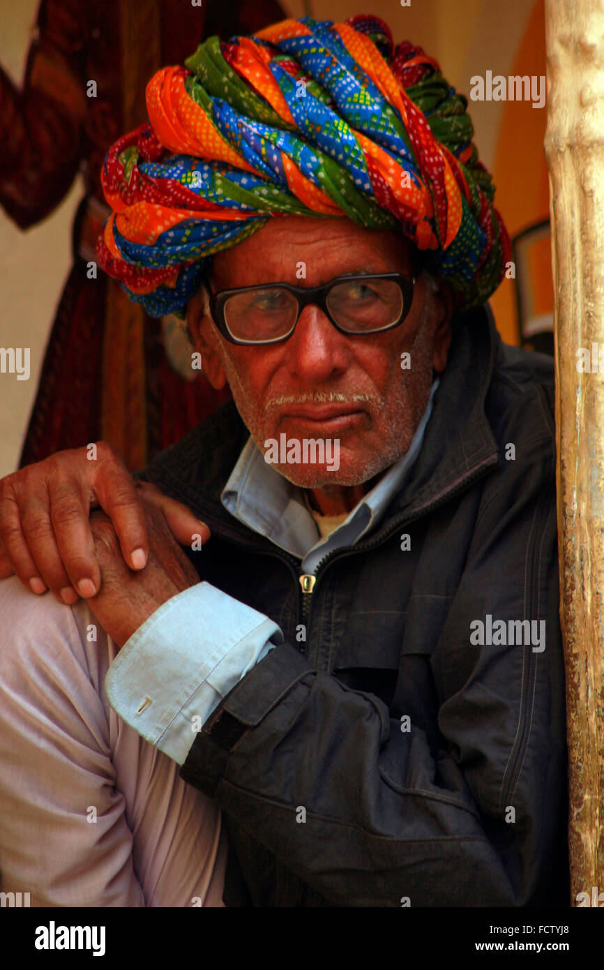 Rajasthani uomo con turbante colorato vicino. Pushkar, Rajasthan, India Foto Stock