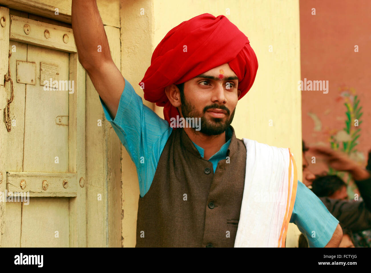 Rajasthani uomo con turbante rosso vicino. Pushkar, Rajasthan, India Foto Stock