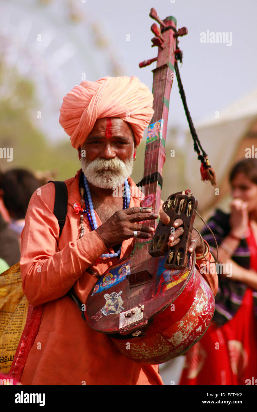 Musicista di Rajasthani riproduzione di musica tradizionale, Pushkar, Rajastan, India Foto Stock