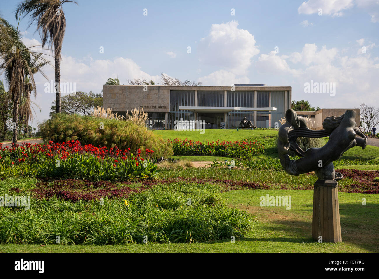 Il Museu de Arte Da Pampulha, arte museo progettato dall architetto Oscar Niemeyer, scultura di Jose Alves Pedrosa, Pampulha, Belo Horizonte Foto Stock