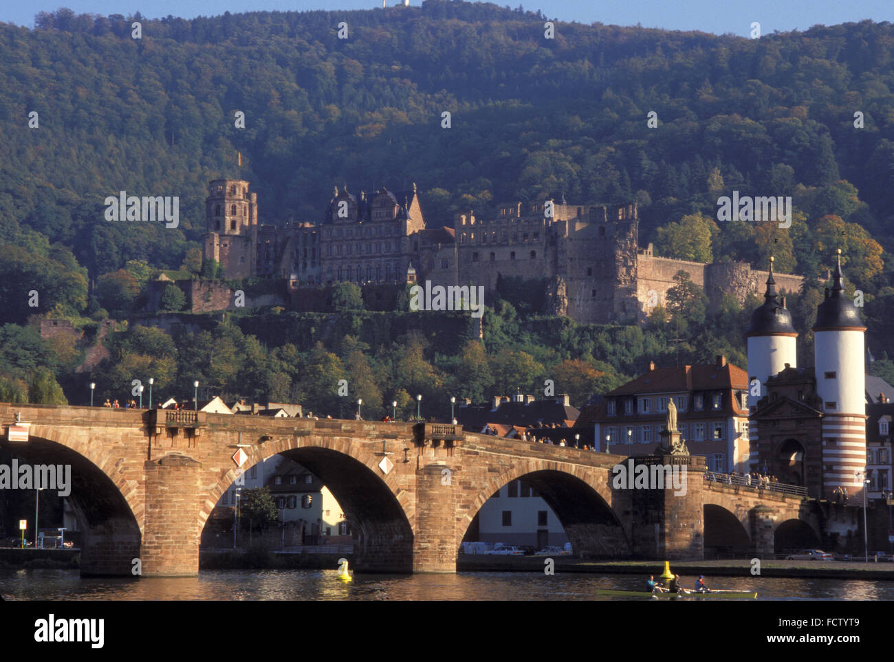 DEU, Germania, Heidelberg, vista sul fiume Neckar alla parte vecchia della città con il Ponte Vecchio e il castello. DEU, Deuts Foto Stock
