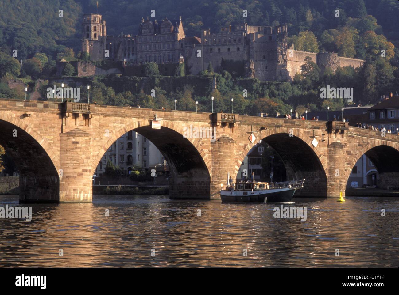 DEU, Germania, Heidelberg, vista sul fiume Neckar alla parte vecchia della città con il Ponte Vecchio e il castello. DEU, Deuts Foto Stock