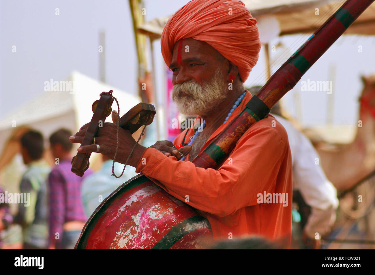 Musicista di Rajasthani riproduzione di musica tradizionale, Pushkar, Rajastan, India Foto Stock