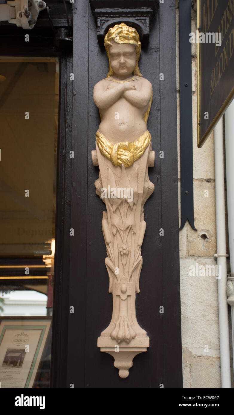 Cariatide al di fuori di una pasticceria Biarritz paesi baschi Francia Foto Stock