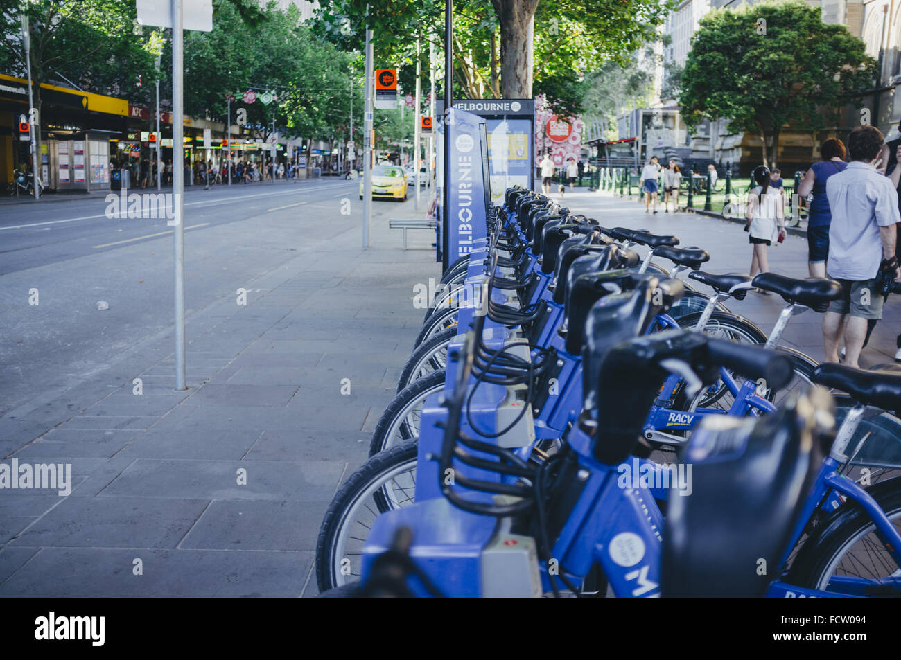 MELBOURNE, Australia - 25 dicembre 2015: fila di biciclette da città per le strade di Melbourne. Immagine ha vintage filtro applicato Foto Stock