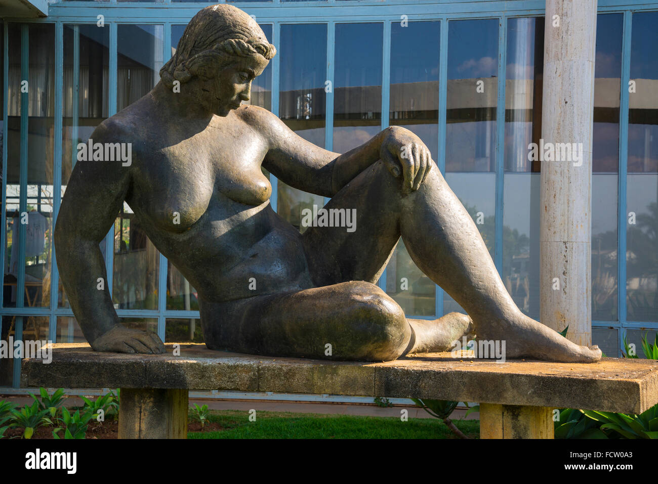 La scultura 'semi-donna reclinabili' da agosto Zamoiski, Museu de Arte Da Pampulha, Pampulha, Belo Horizonte, Minas Gerais, Brasile Foto Stock
