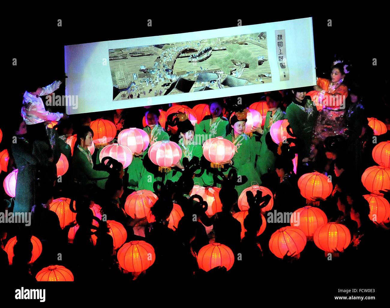 (160125) -- Pechino, 25 gennaio, 2016 (Xinhua) -- ballerini lanterne di contenimento dello stadio a prestazioni in Kaifeng, centrale cinese della Provincia di Henan, 5 aprile 2010. Lanterne in Cina hanno una lunga storia e sono diventati sinonimo di cultura cinese. Anche oggi sono ancora fatto e ci siamo goduti dai cinesi in tutto il mondo. Esse sono state usate come un mezzo di espressione artistica, in termini di funzionalità e design decorazione. Strade cinesi in entrambe le città e le cittadine sono decorate con lanterne rosse durante il festival, specialmente cinese capodanno nuovo anno lunare, Mid-Autumn Festival e la festa delle lanterne. (Xinhua/Wang brano) Foto Stock