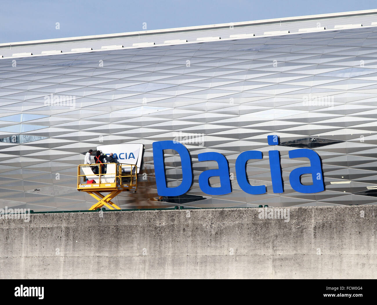 Udine, Italia. Il 25 gennaio 2016. Gli uomini al lavoro sul lato sud del nuovo stadio di calcio italiano team Udinese Calcio per modificare il nome, il 25 gennaio 2016 a Dacia Arena di Udine. Credito: Andrea Spinelli/Alamy Live News Foto Stock