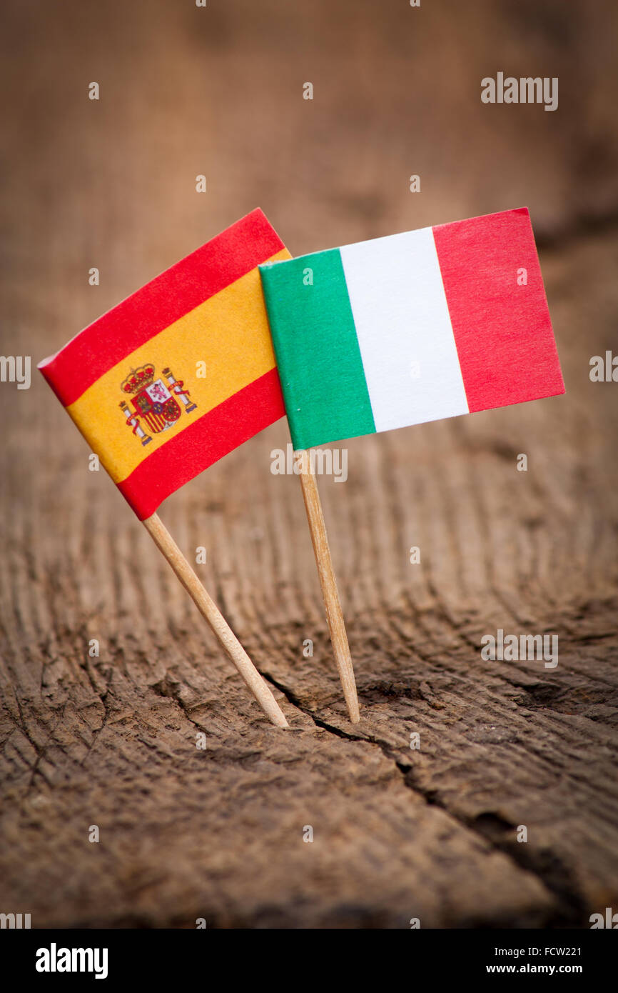 Bandiere di Spagna e Italia su sfondo di legno Foto Stock