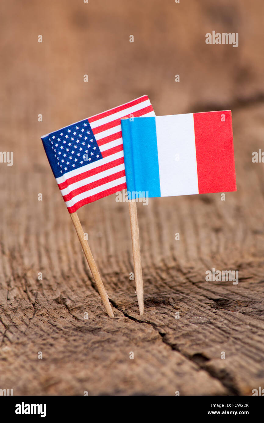 Bandiere di Francia e Stati Uniti d'America su sfondo di legno Foto Stock