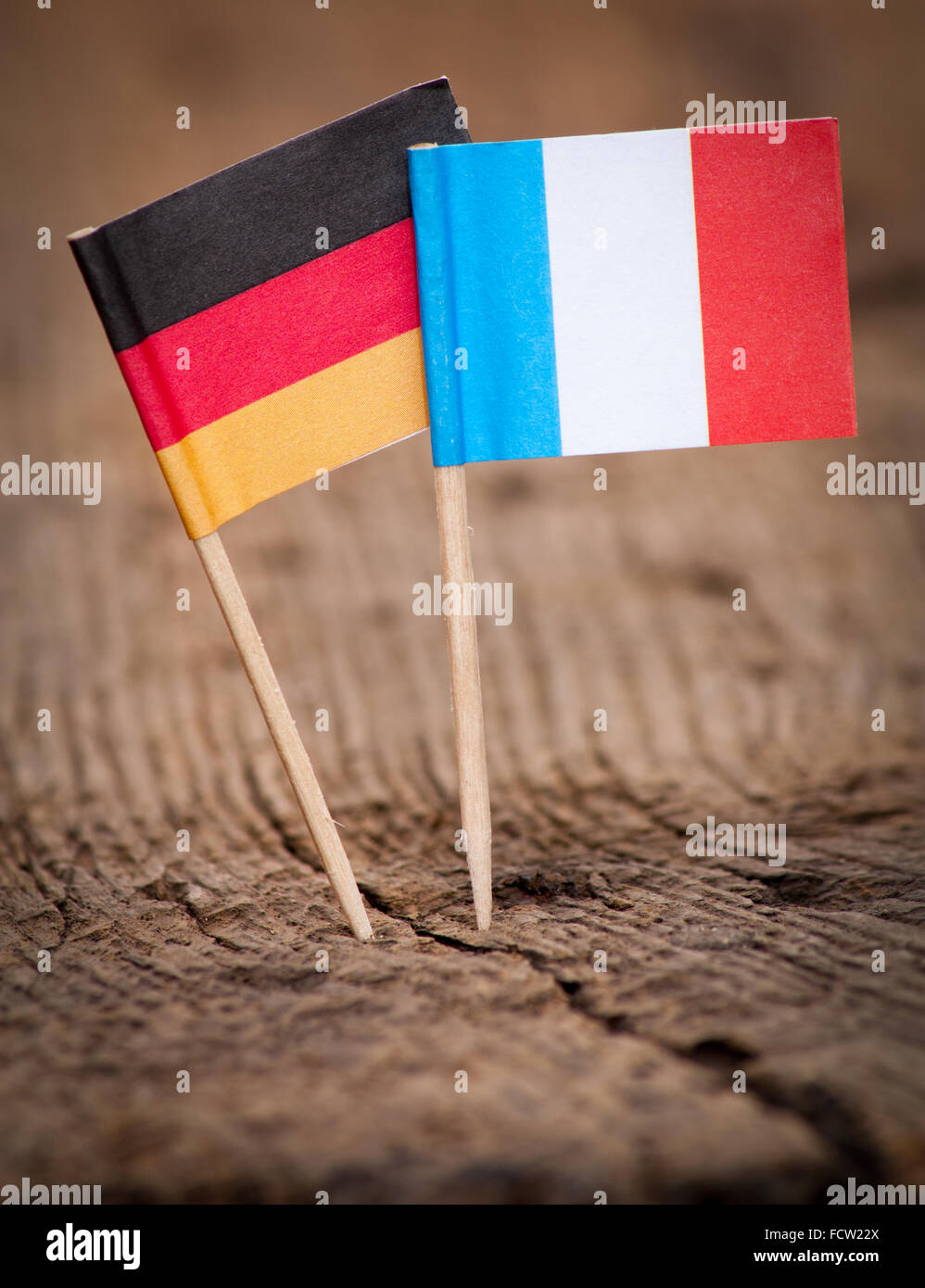 Bandiere di Francia e Germania su sfondo di legno Foto Stock