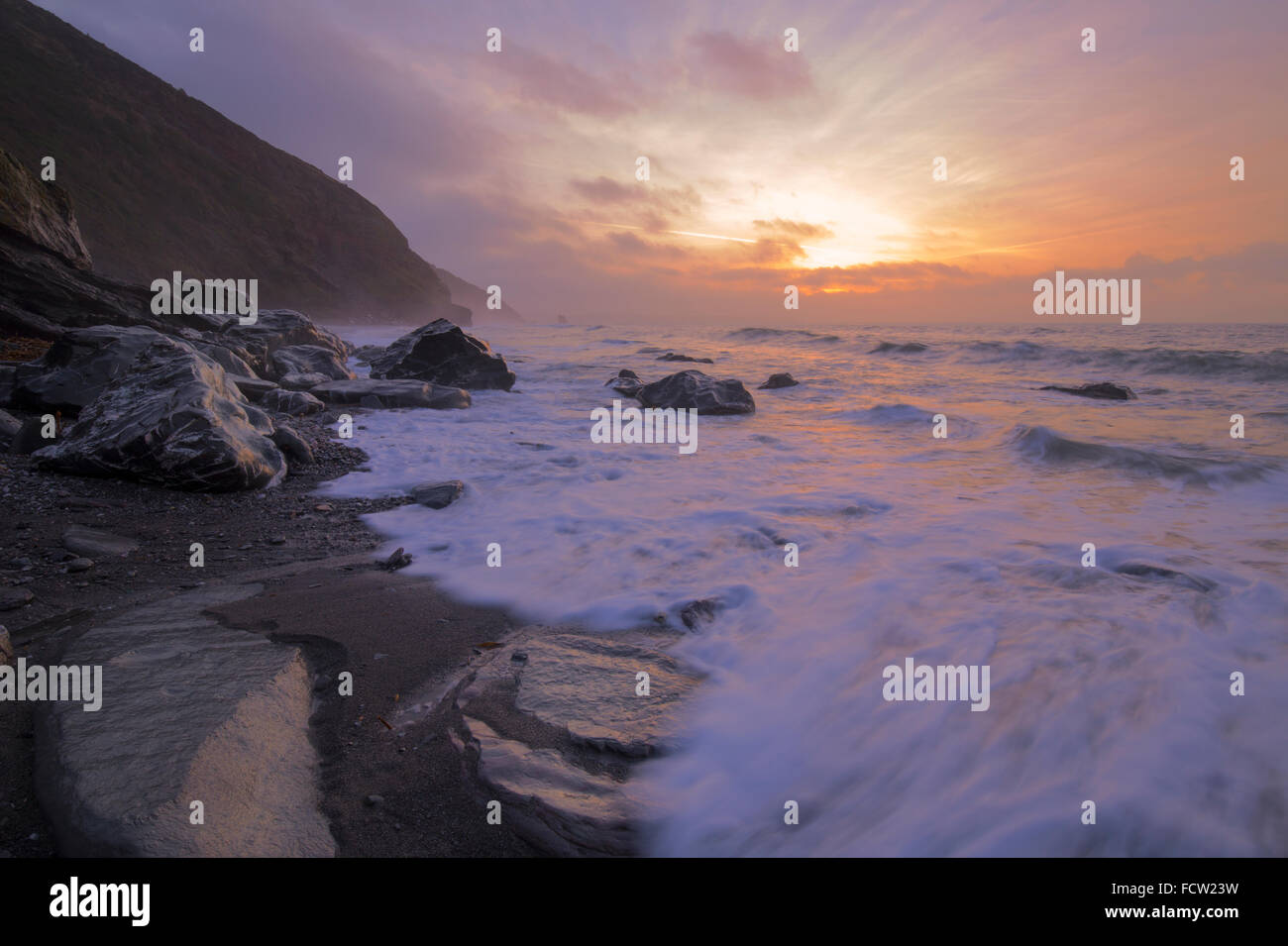 Alba sulla costa a Downderry in Oriente Cornovaglia Foto Stock