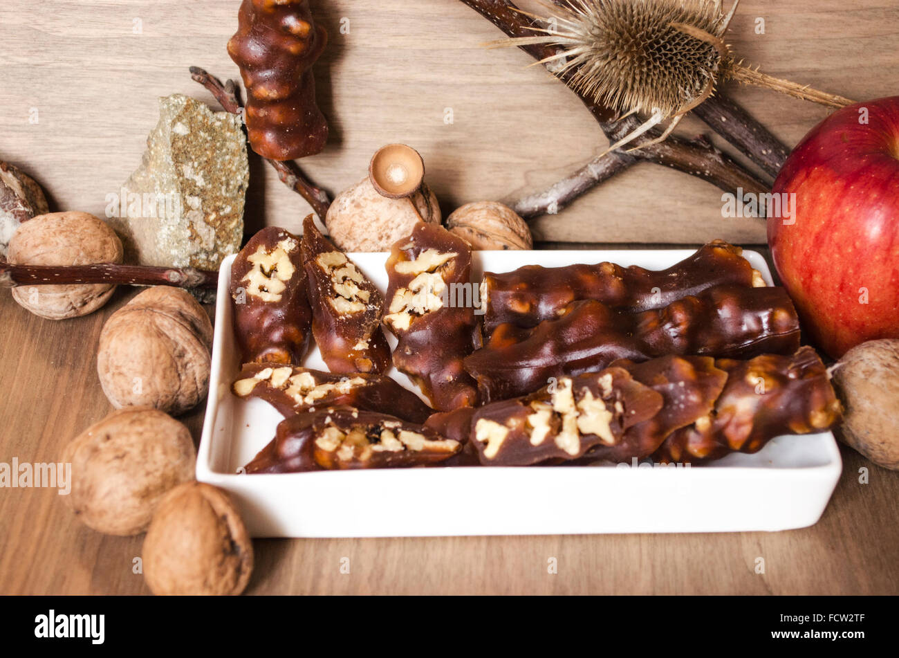 Tradizionale dessert orientali con i dadi in crema di frutta sul piatto bianco Foto Stock