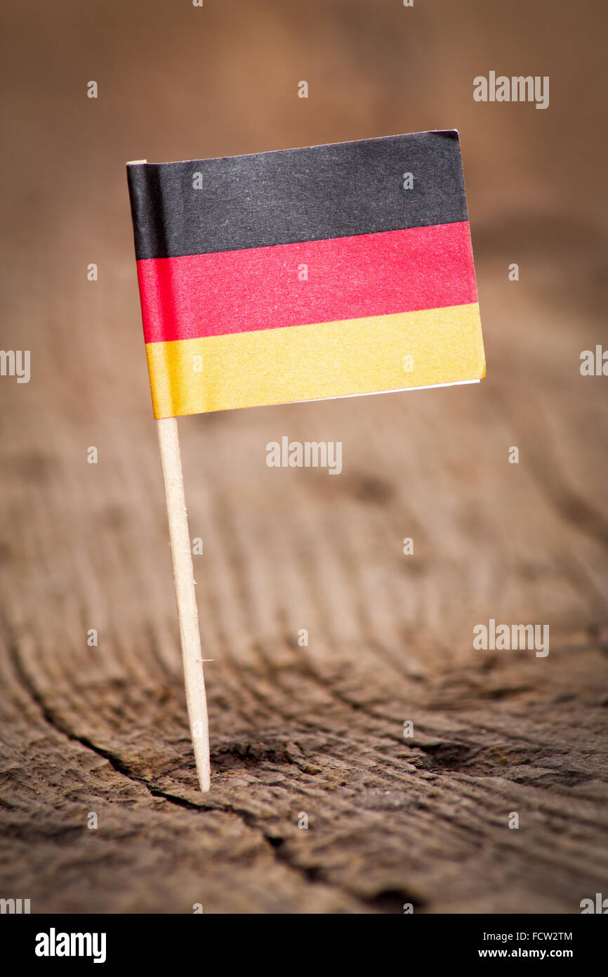 Stilizzata bandiera della Germania su sfondo di legno Foto Stock