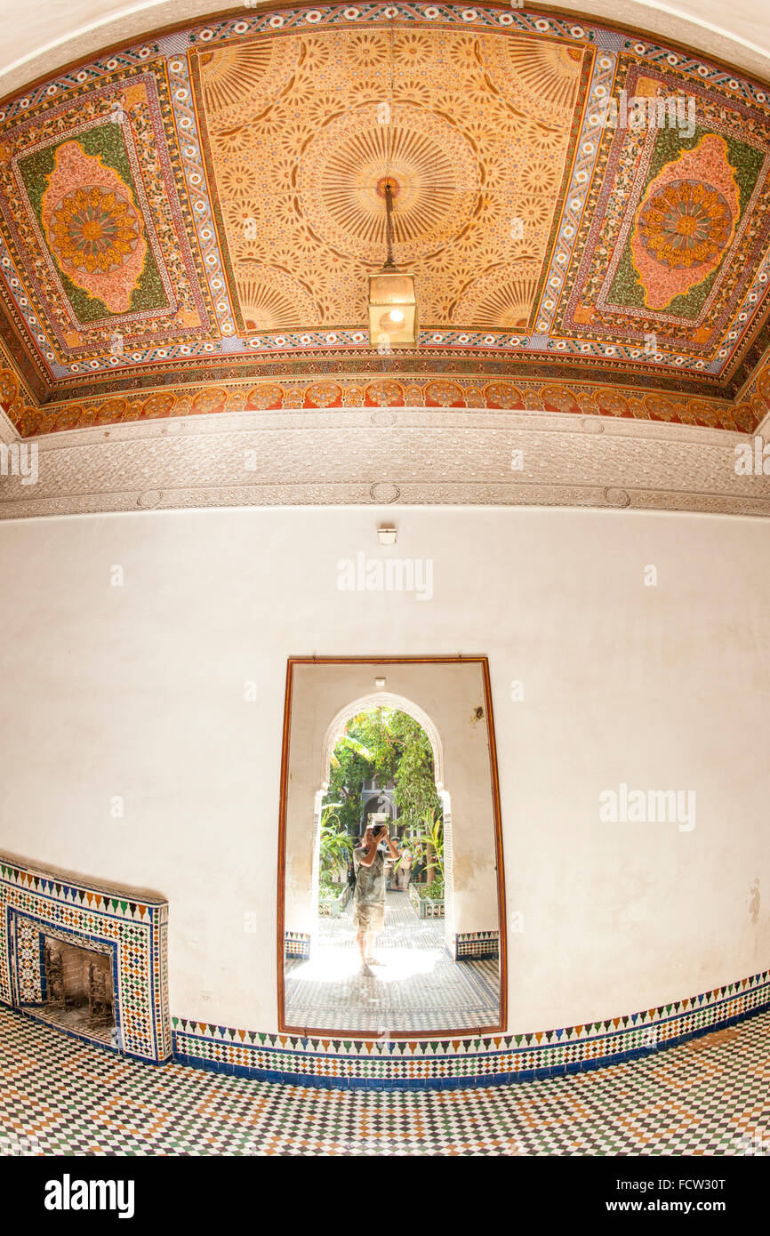 Interni e soffitto in una delle stanze del Palazzo della Bahia in Marrakech, Marocco. Foto Stock