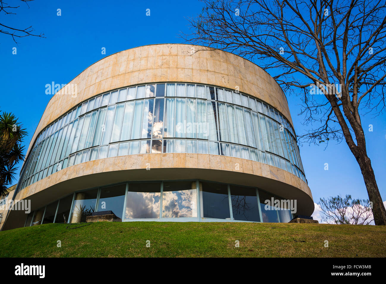 Il Museu de Arte Da Pampulha, arte museo progettato dall architetto Oscar Niemeyer, Pampulha, Belo Horizonte, Minas Gerais, Brasile Foto Stock