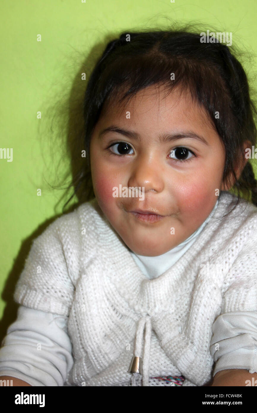 Il Toddler Girl ritratto preso in un Wawa Wasi asili nido Facility, Arequipa, Perù Foto Stock