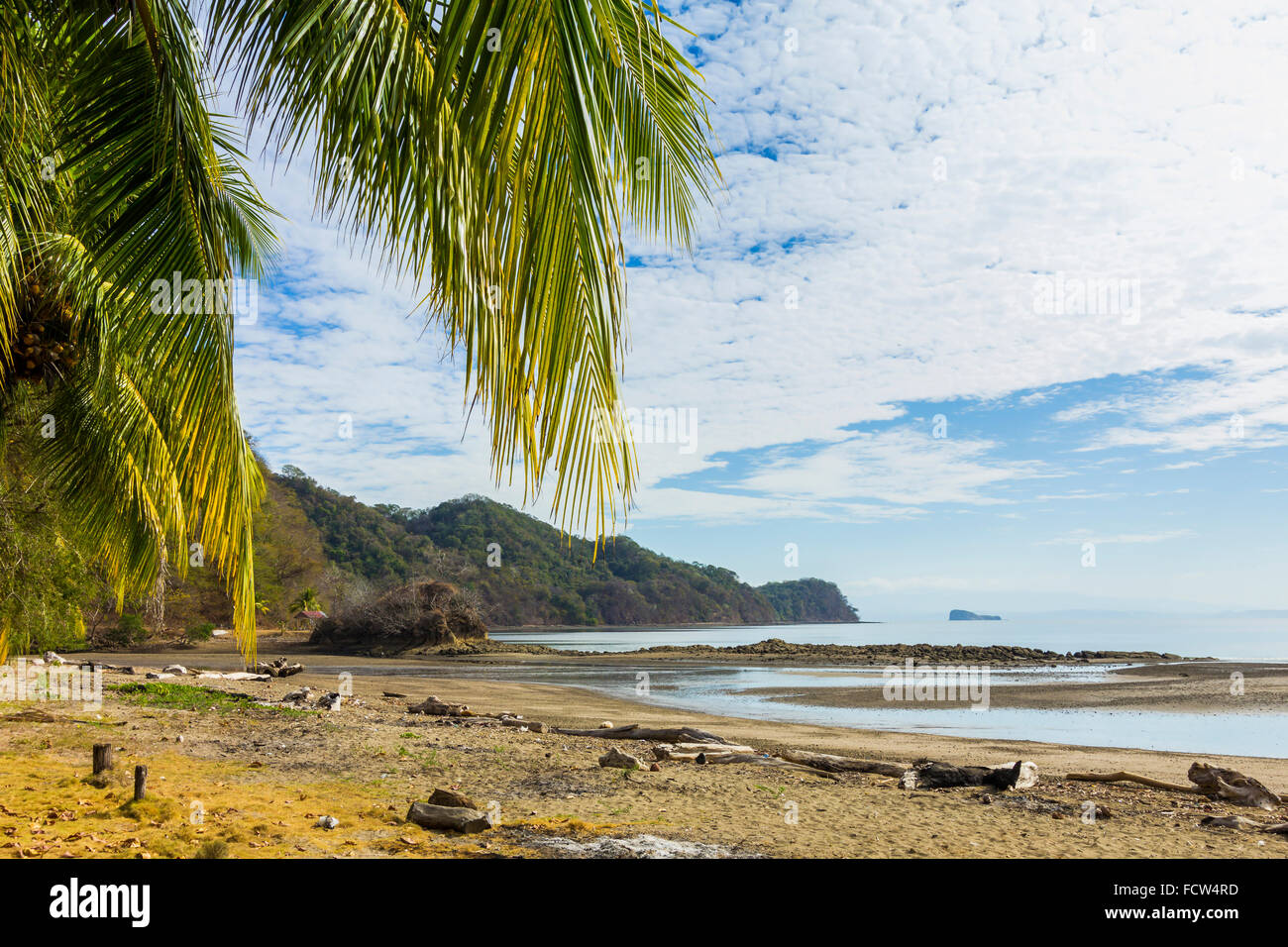Vista da Bahia Gigante a Guayabo isola a sé fine della penisola di Nicoya; Bahia Gigante, Puntarenas, Costa Rica Foto Stock