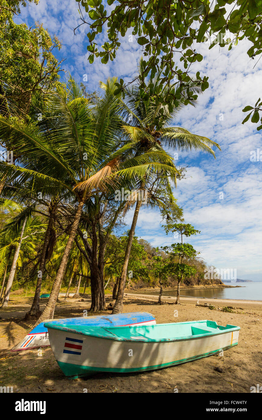 Barche da pesca a Playa Pajaros beach su W costa del Golfo di Nicoya; Playa Pajaros, Nicoya peninsula, Puntarenas, Costa Rica Foto Stock