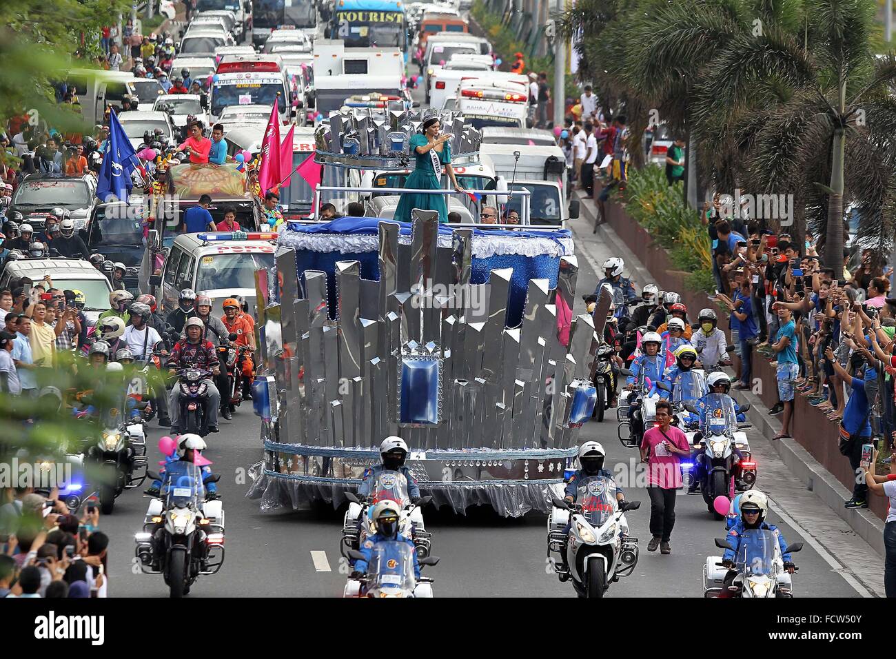 Manila, Filippine. 25 gennaio, 2016. Miss Universo 2015 Pia Alonzo Wurtzbach delle Filippine onde durante il suo grand homecoming parade di Manila nelle Filippine, 25 gennaio, 2016. Wurtzbach fu incoronata Miss Universo il mese scorso in un dramma-riempito mostra dopo il corteo di host, comico Steve Harvey, interpreta male la sua scheda di cue e inizialmente annunciato Miss Colombia come il vincitore prima scusandosi e dicendo Wurtzbach aveva vinto. Credito: Rouelle Umali/Xinhua/Alamy Live News Foto Stock