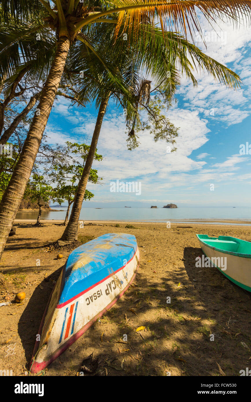 Barche da pesca a Playa Pajaros beach su W costa del Golfo di Nicoya; Playa Pajaros, Nicoya peninsula, Puntarenas, Costa Rica Foto Stock