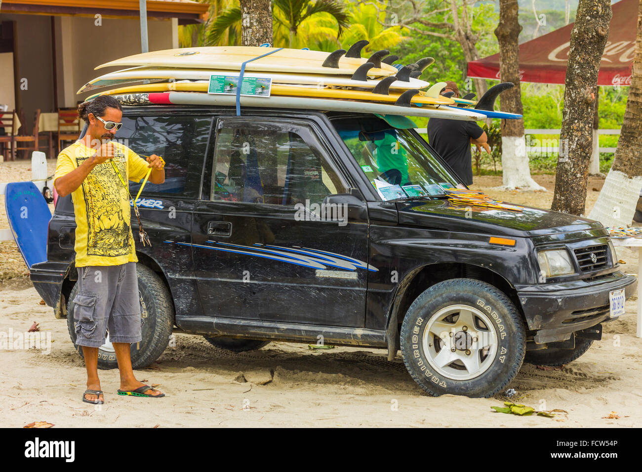 Molte tavole da surf sul surf dell'istruttore auto presso questo resort sulla costa sud della penisola di Nicoya; Santa Teresa, Puntarenas, Costa Rica Foto Stock