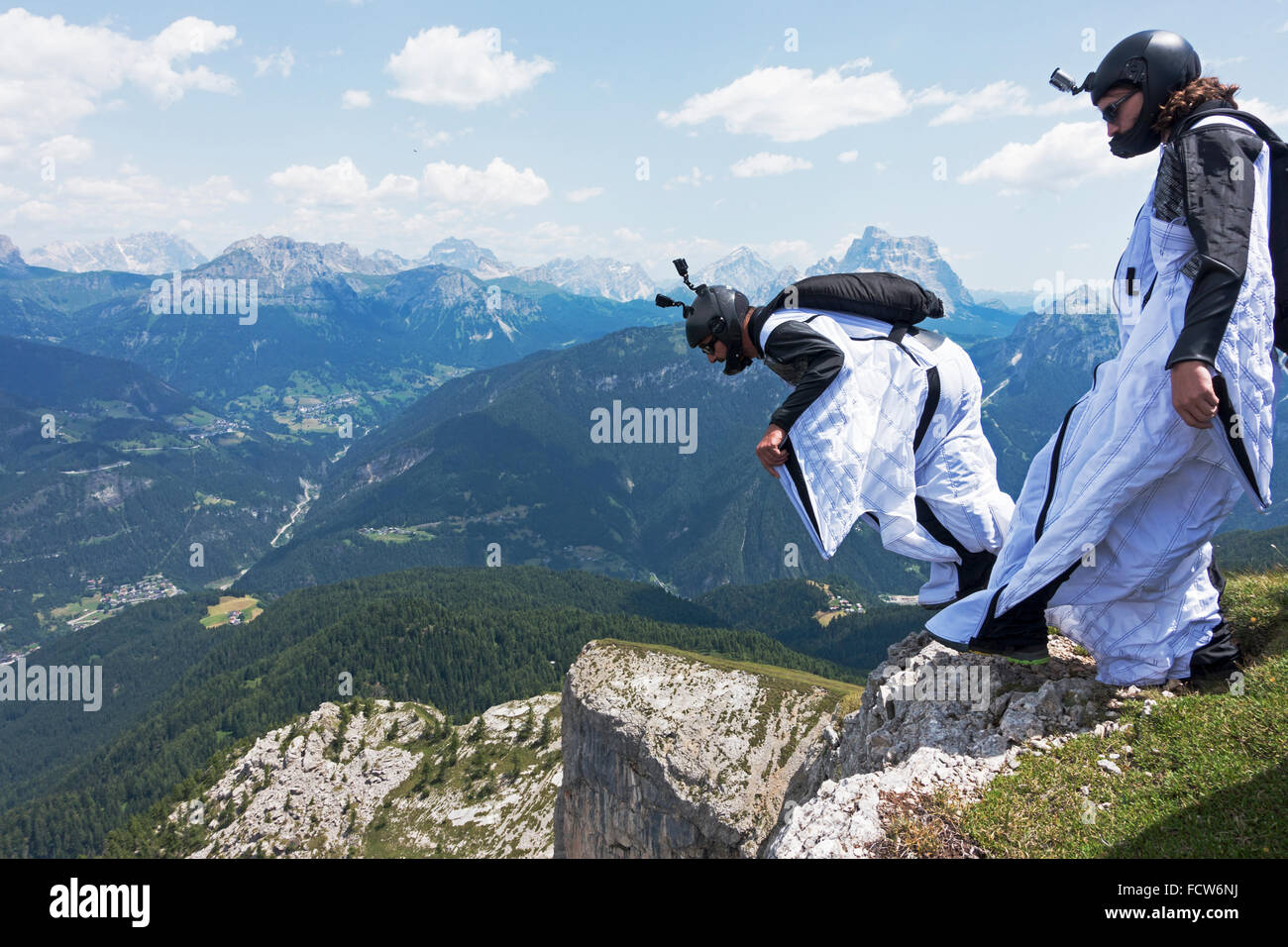 Questi due Wingsuit ponticelli di base sono in uscita da una scogliera. Presto faranno volare insieme in una formazione e salire lungo la montagna. Foto Stock