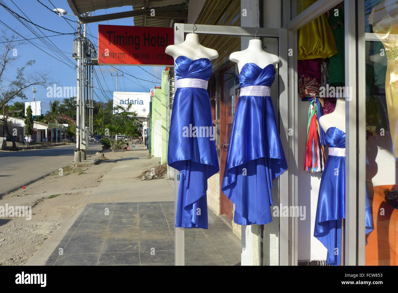 Sarta manichini sul display al di fuori di un negozio nel centro di Dili Timor Orientale Foto Stock