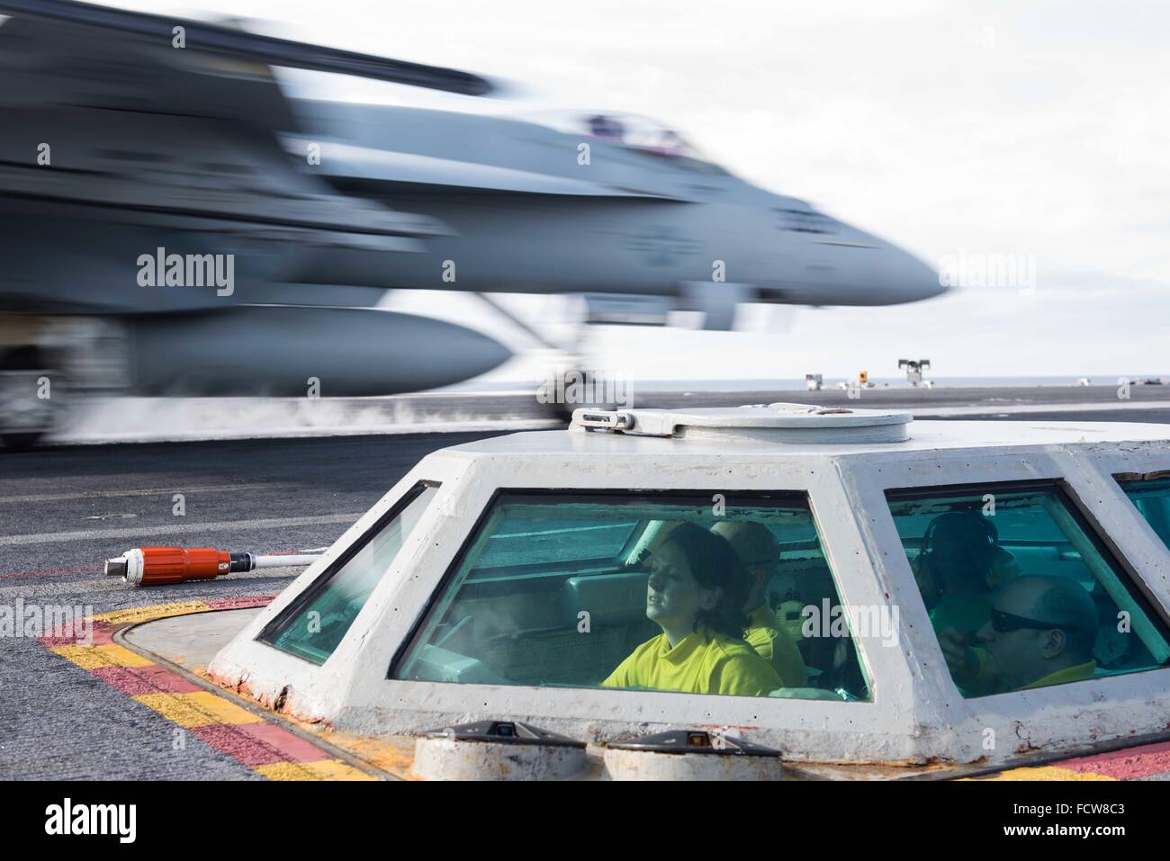 Un US Navy controllore del traffico aereo lancia un pilota F/A-18C Horne fighter aircraft dalla bolla sul ponte di volo della centrale nucleare Nimitz-class portaerei USS John C. Stennis 22 gennaio 2016 nel Pacifico occidentale. Foto Stock