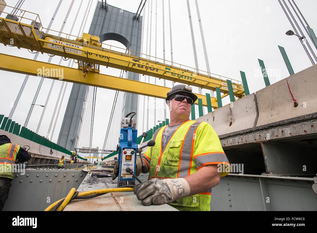 Gli equipaggi di lavoro durante la fase uno di riparazioni per il livello superiore del ponte Verrazano-Narrows Maggio 15, 2015 a New York City. È probabile che il lavoro di continuare attraverso estate 2017 sul ponte costruito nel 1959 ed è stato chiamato a New York la più pericolosa a causa di deterioramento. Foto Stock