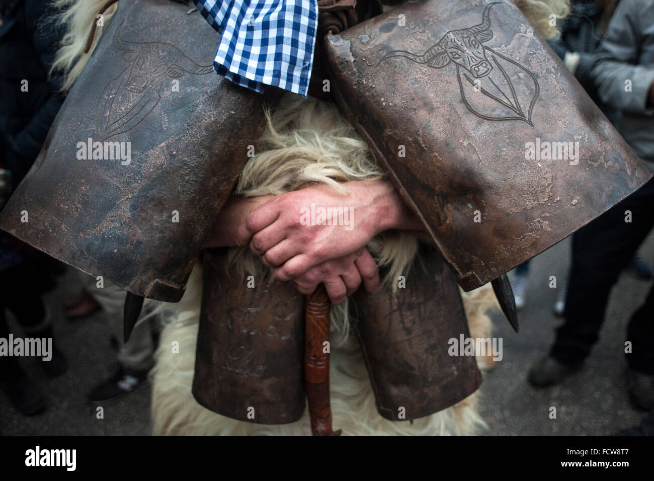 Dettaglio del leader campanos personaggi noti come zarramacos in Vijanera carnevale. Foto Stock