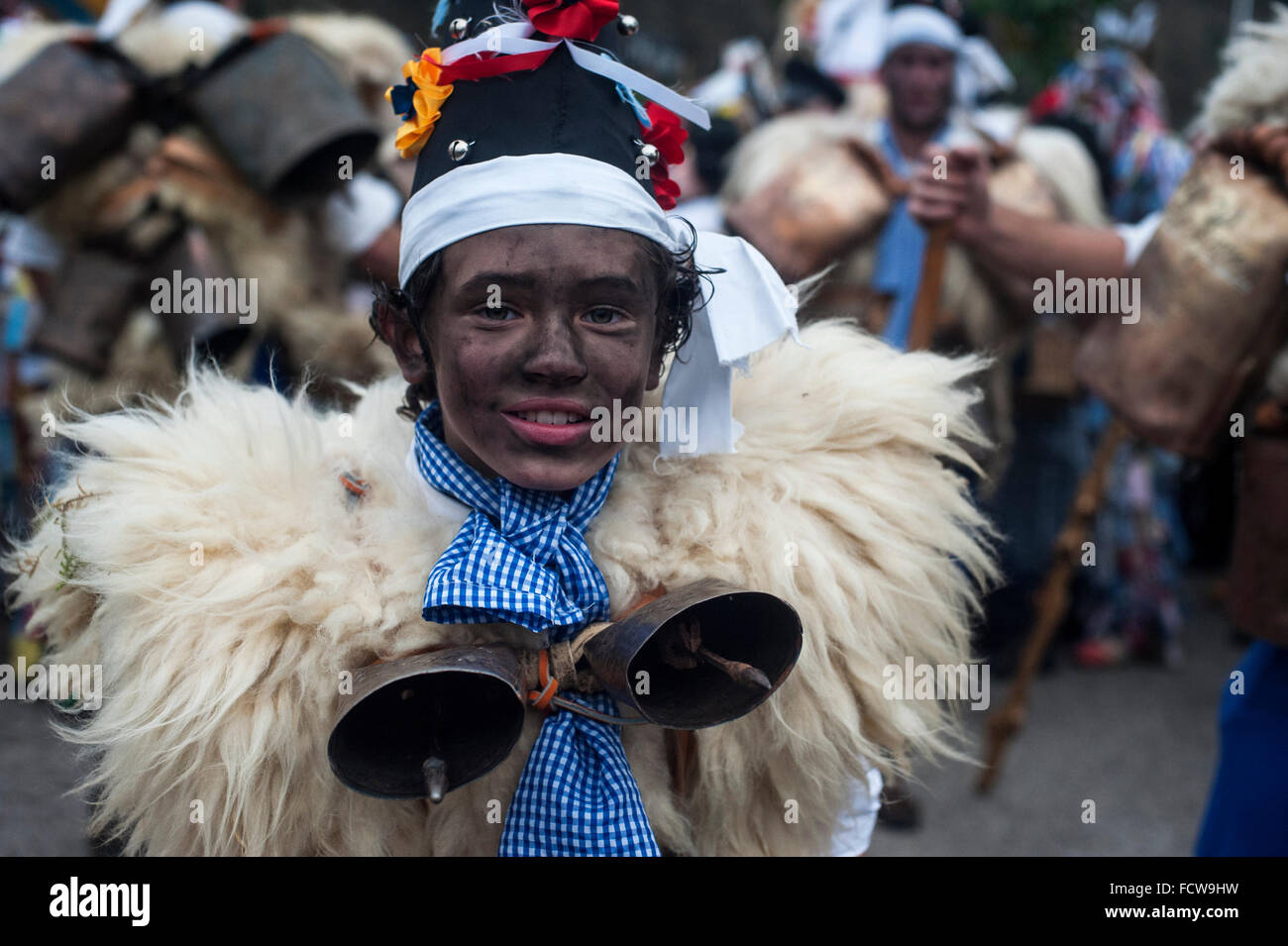 Molti giovani seguono la tradizione del carnevale Vijanera come questo ritratto di una giovane donna con il suo costume zarramaco Foto Stock