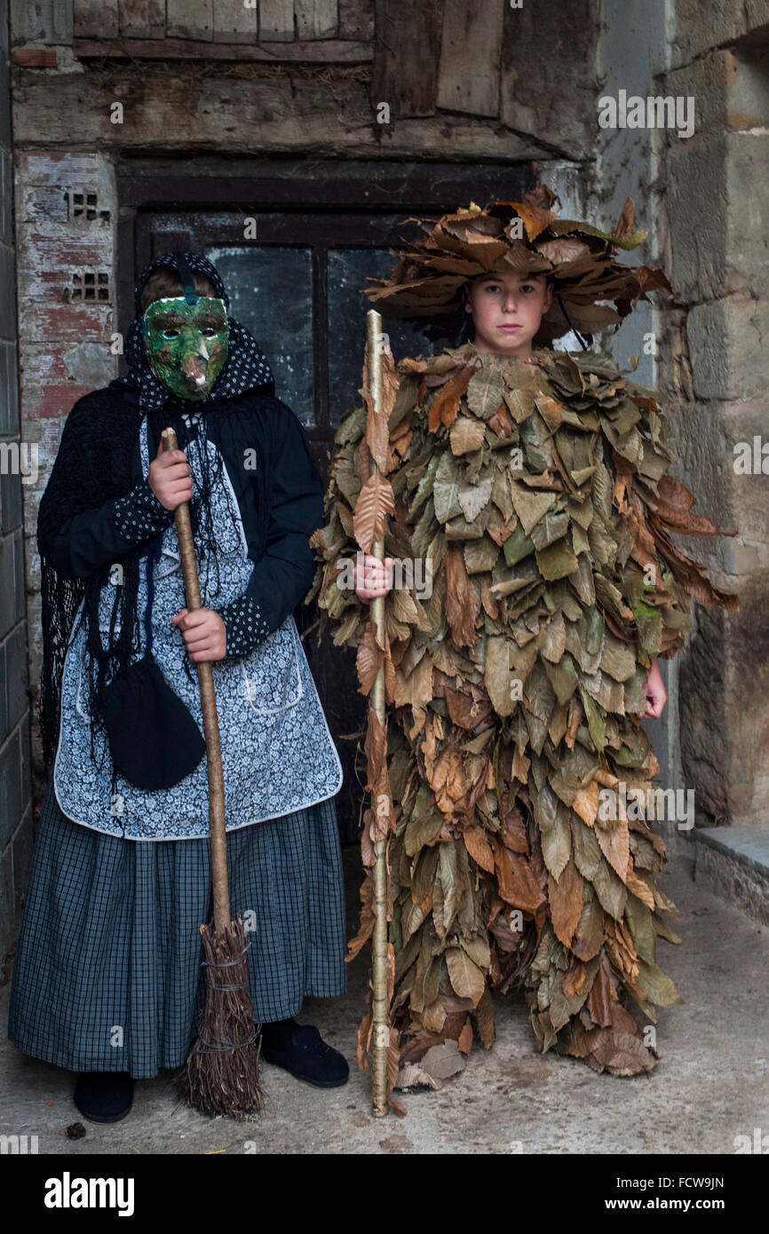 Due bambini vestiti per carnevale Vijanera, il primo dell anno che si terrà  in Spagna Foto stock - Alamy
