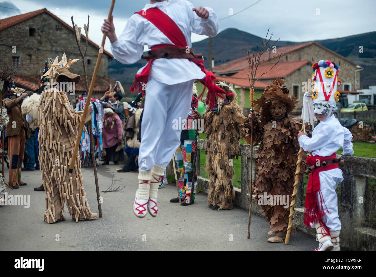 Un bianco Danzarin (un altro carattere carnevale Vijanera) salta durante il tour del villaggio di Silio (Cantabria) Foto Stock