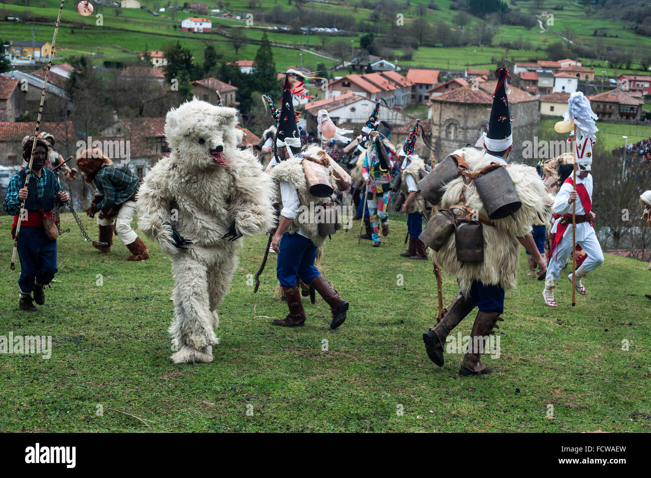 L'Orso rappresenta il male, e catturati e uccisi dalla zarramacos, è uno dei caratteri principali Vijanera carnevale. Foto Stock