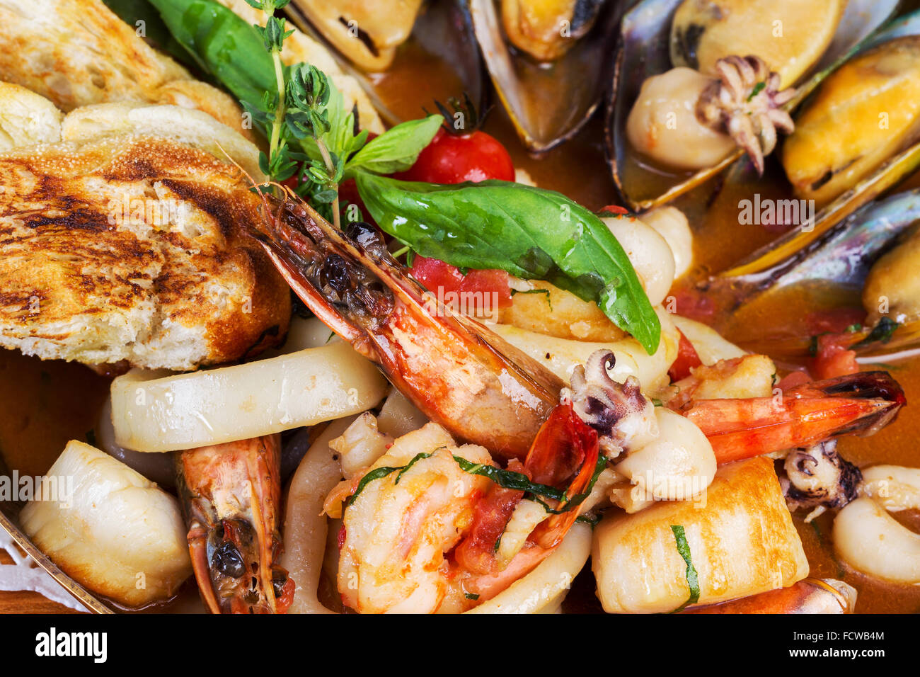 Cocktail a base di pesce, calamari, cozze, gamberi. sfondo Foto Stock