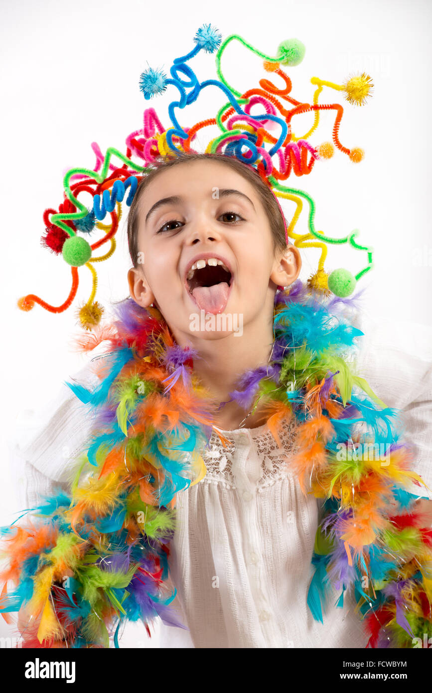 Felice bambina celebrando con un sacco di colorati party streamers nei suoi capelli e intorno a lei le spalle Foto Stock