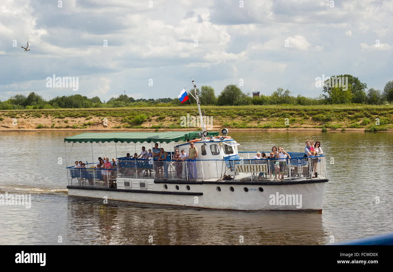 KIROV, RUSSIA - CIRCA IL LUGLIO 2014: Motonave passeggeri 'Minin' crociere lungo il fiume Vyatka per scopi ricreativi. Il passeggero Foto Stock