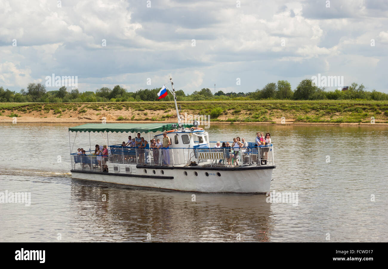 KIROV, RUSSIA - CIRCA IL LUGLIO 2014: Motonave passeggeri 'Minin' crociere lungo il fiume Vyatka per scopi ricreativi. Il passeggero Foto Stock