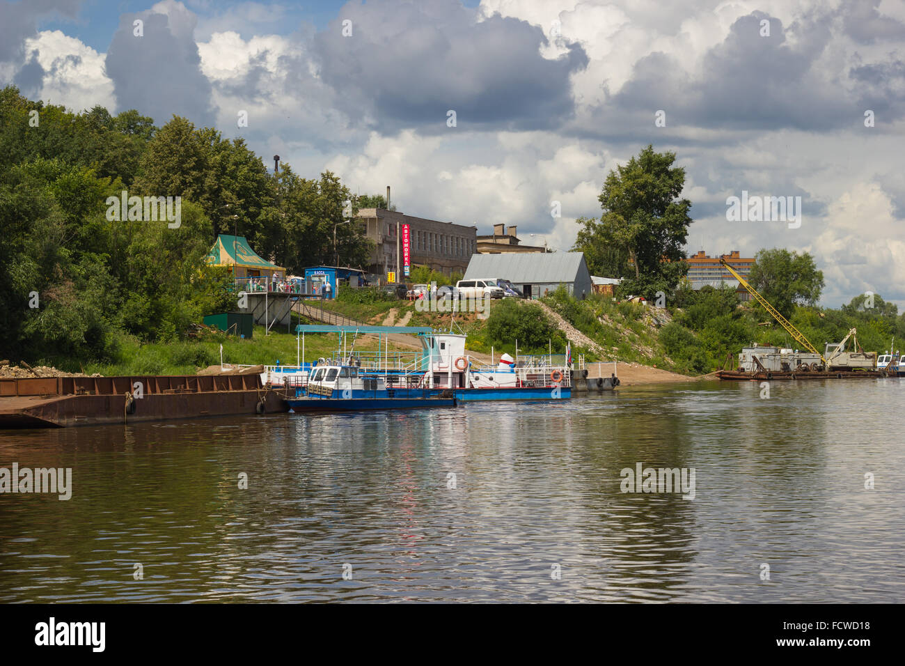 KIROV, RUSSIA - CIRCA IL LUGLIO 2014: porto del fiume Vyatka. Foto Stock